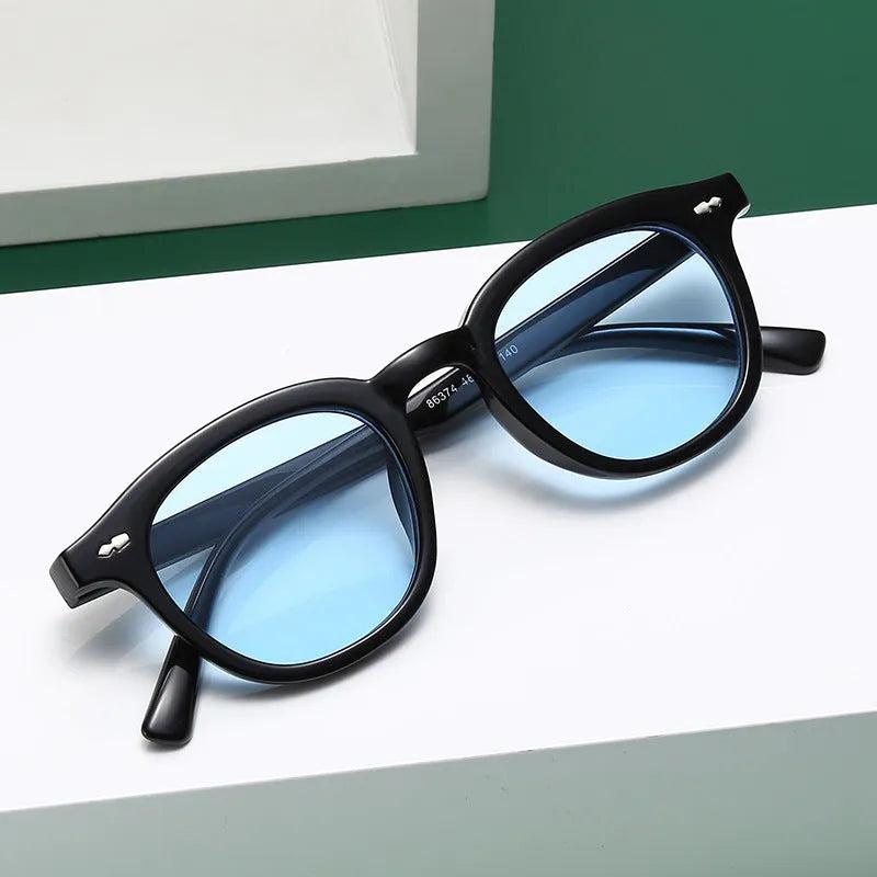 Round retro sunglasses with a metal hinge, shown in black frame with gradient tea lens option.