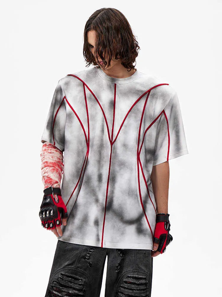 Padded shoulder T-shirt with three-dimensional line patchwork design on short sleeve round neck top