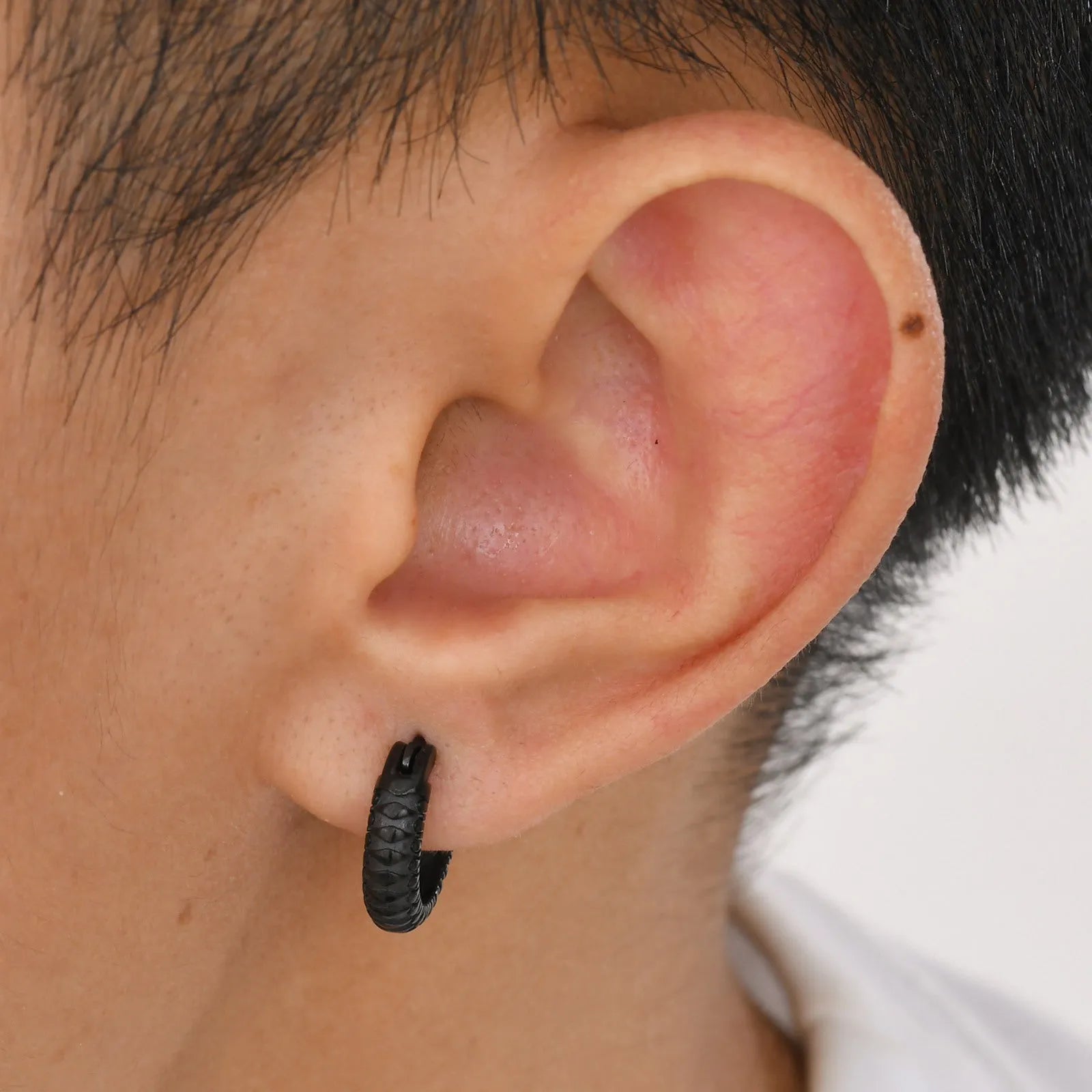 Stainless steel hip hop ear ring with snake pattern design in black or gold colour