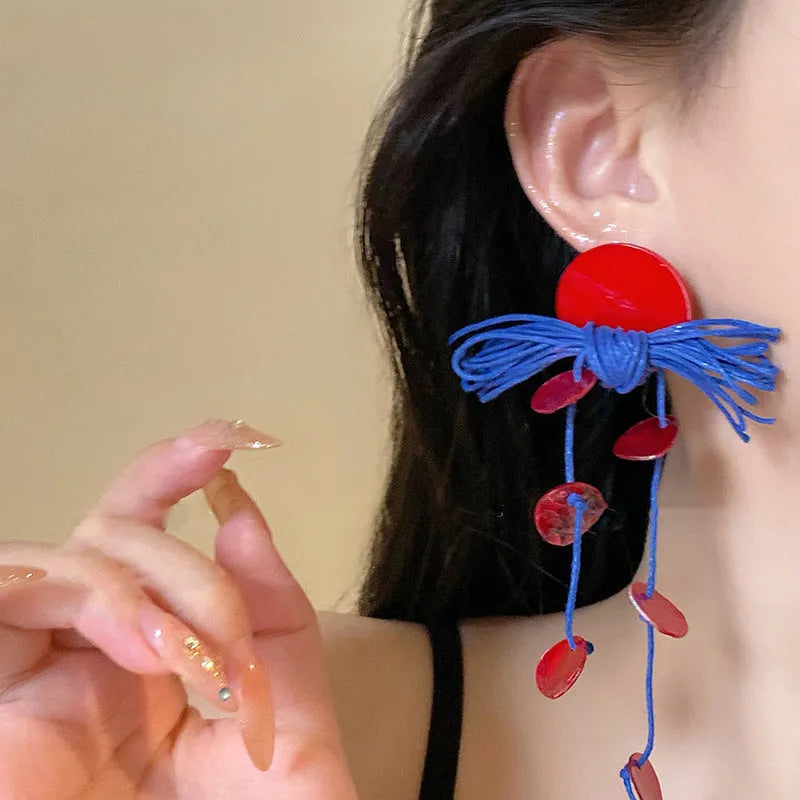 Women's geometric earrings with silver needle blue resin flower design and round elements