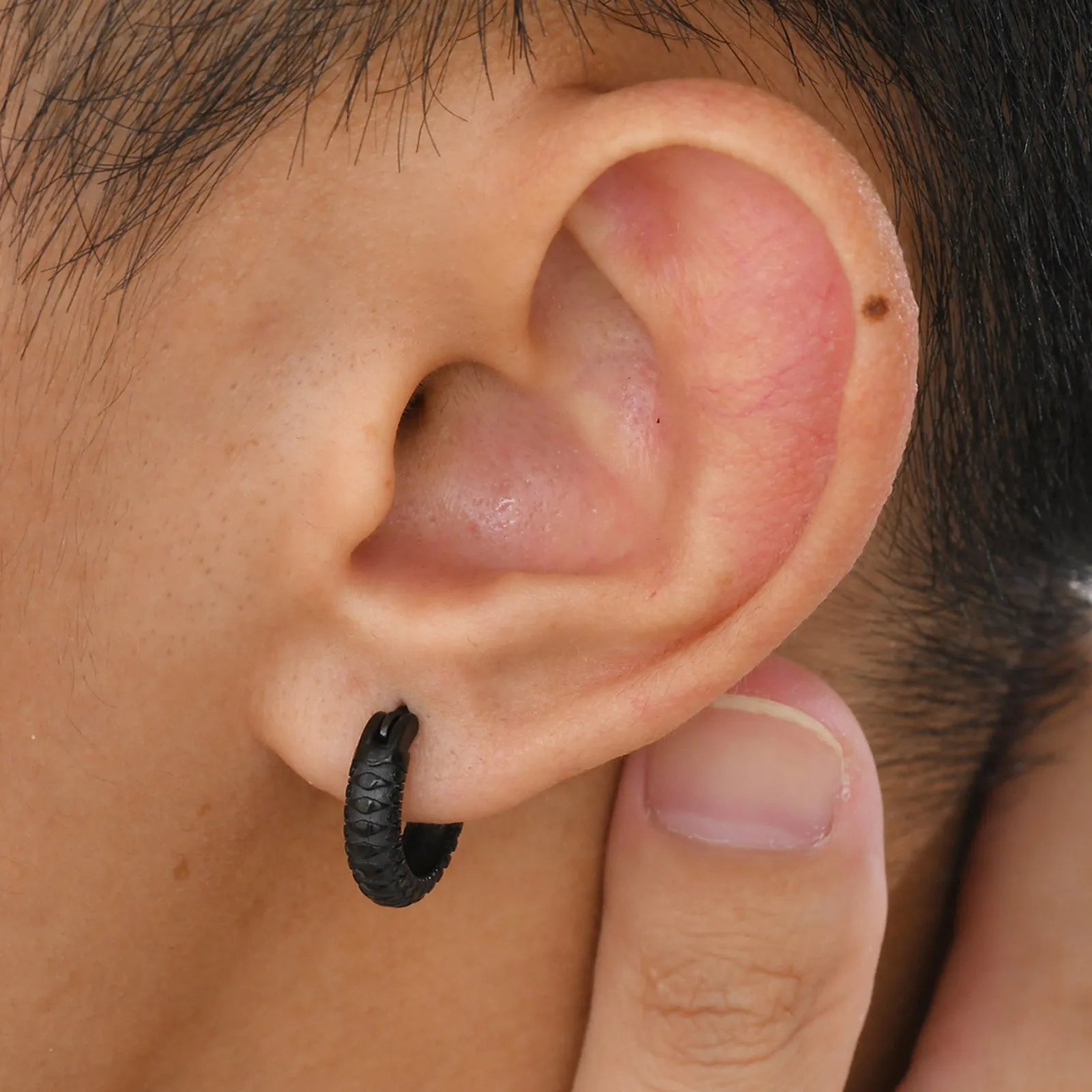 Stainless steel hip hop ear ring with snake pattern design in black or gold colour
