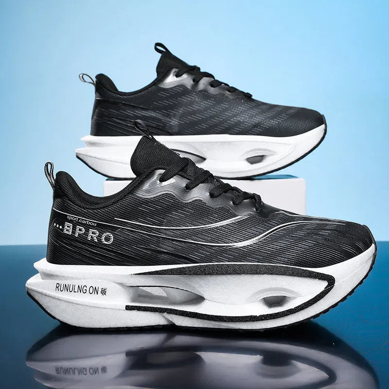 Men's breathable mesh sports shoes in black and white with front lacing and low-top MD sole
