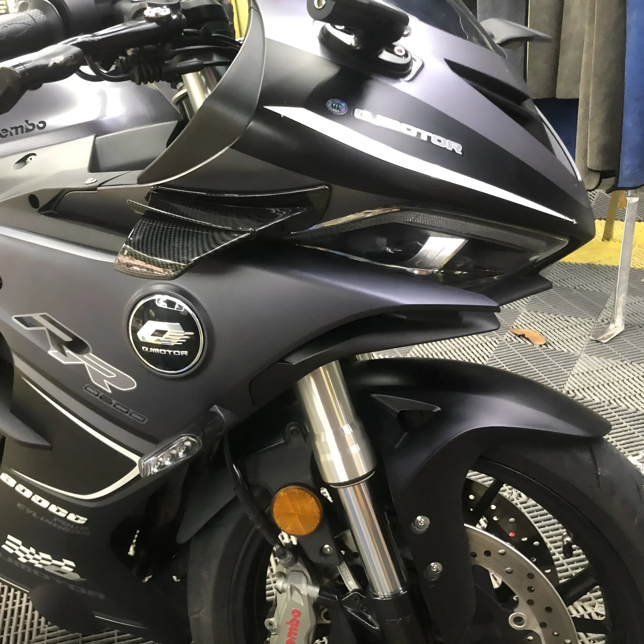 Universal motorcycle spoiler wings in four finish options: pure black, glossy forged, glossy carbon fibre, and elegant black carbon fibre pattern