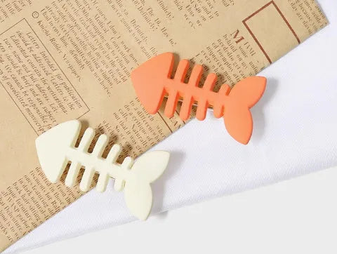 Minimalist fishbone design plastic barrette duckbill clip in a candy colour for side bangs.