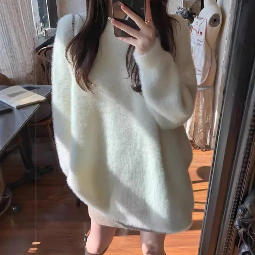 Mid-length acrylic pullover jumper in mink-like wool, loose fit, long sleeves, available in five colours.