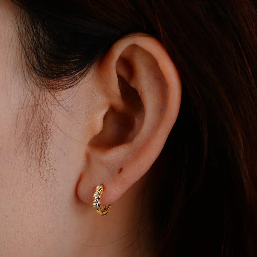Pair of C-shaped 925 silver earrings with diamond treatment, available in yellow or white, geometric round and oval design