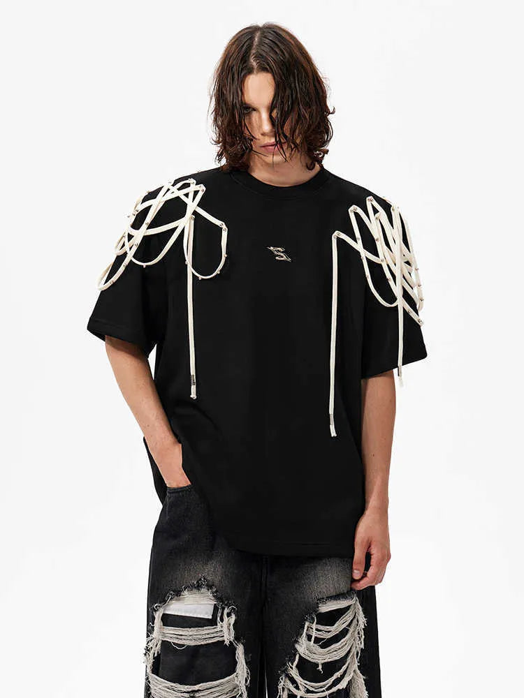 Black short-sleeved t-shirt with rivet ribbon padded shoulders and round neck collar