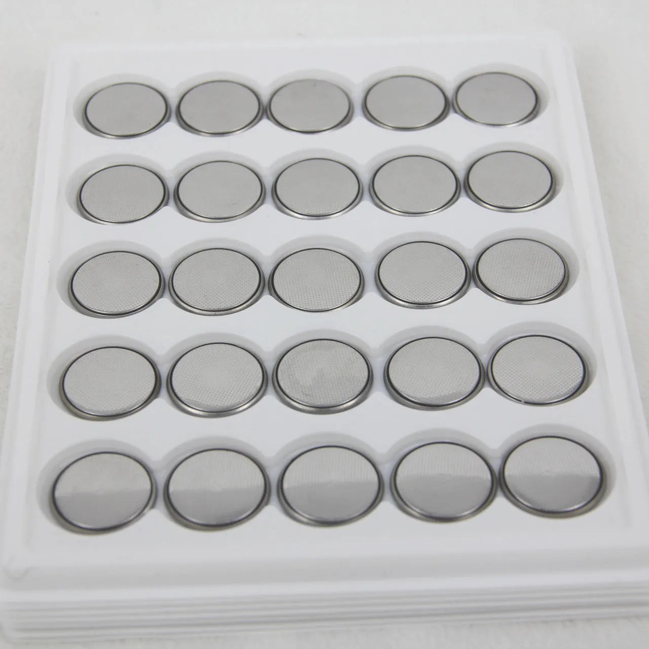 Three 3V button batteries: CR2016, CR2025, and CR2032 models showing size comparison.