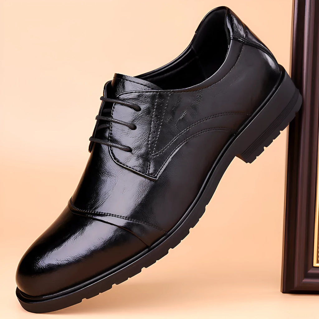 Men's business formal leather shoes in black with cow split leather upper, pointed toe, and tassel detail