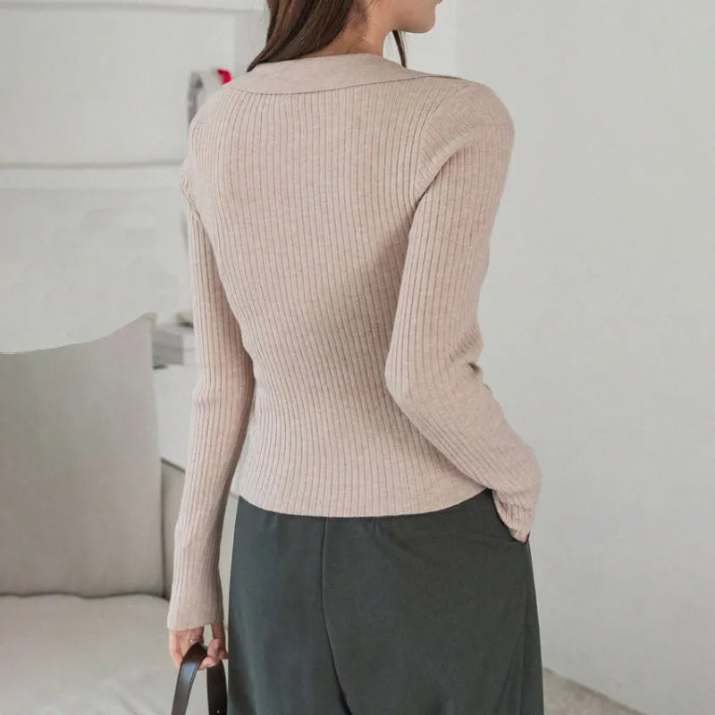 Women's v-neck hemmed pullover sweater in solid colour with vertical sunken stripe pattern, slim fit, long sleeve