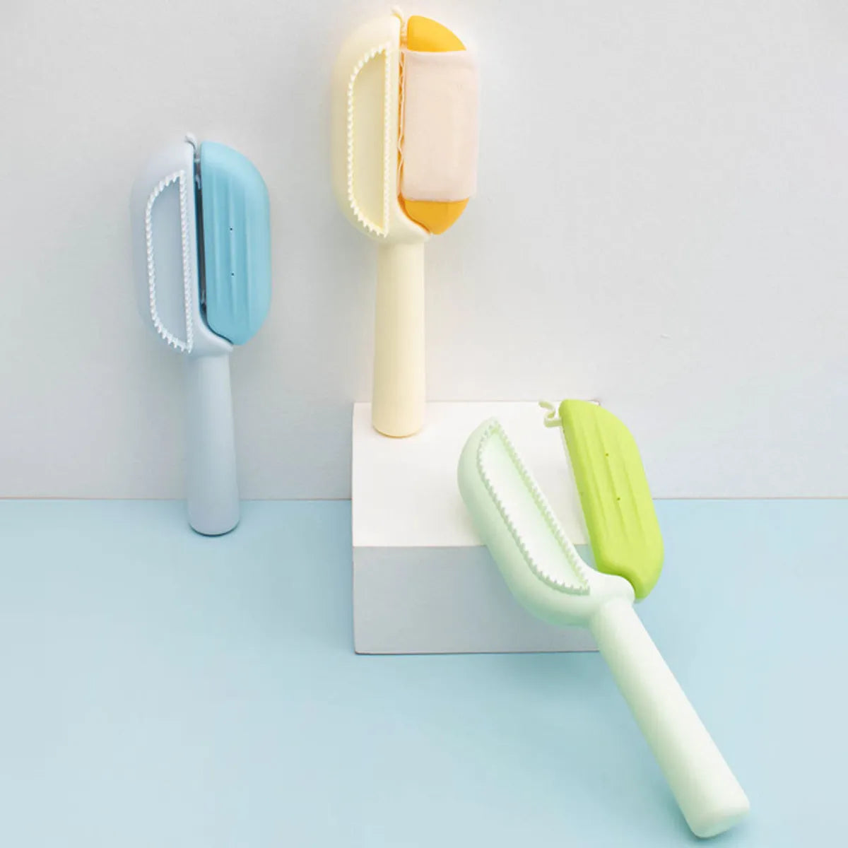 Pet grooming comb with water tank for cats and dogs in blue, green or yellow