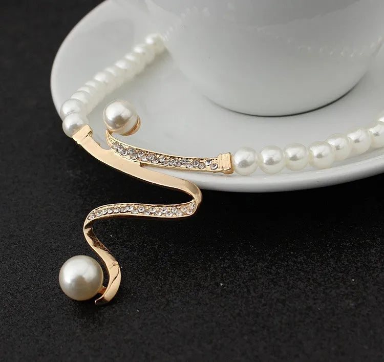 Gold pearl necklace and earrings set with deep V clavicle design and drop-shaped pendant