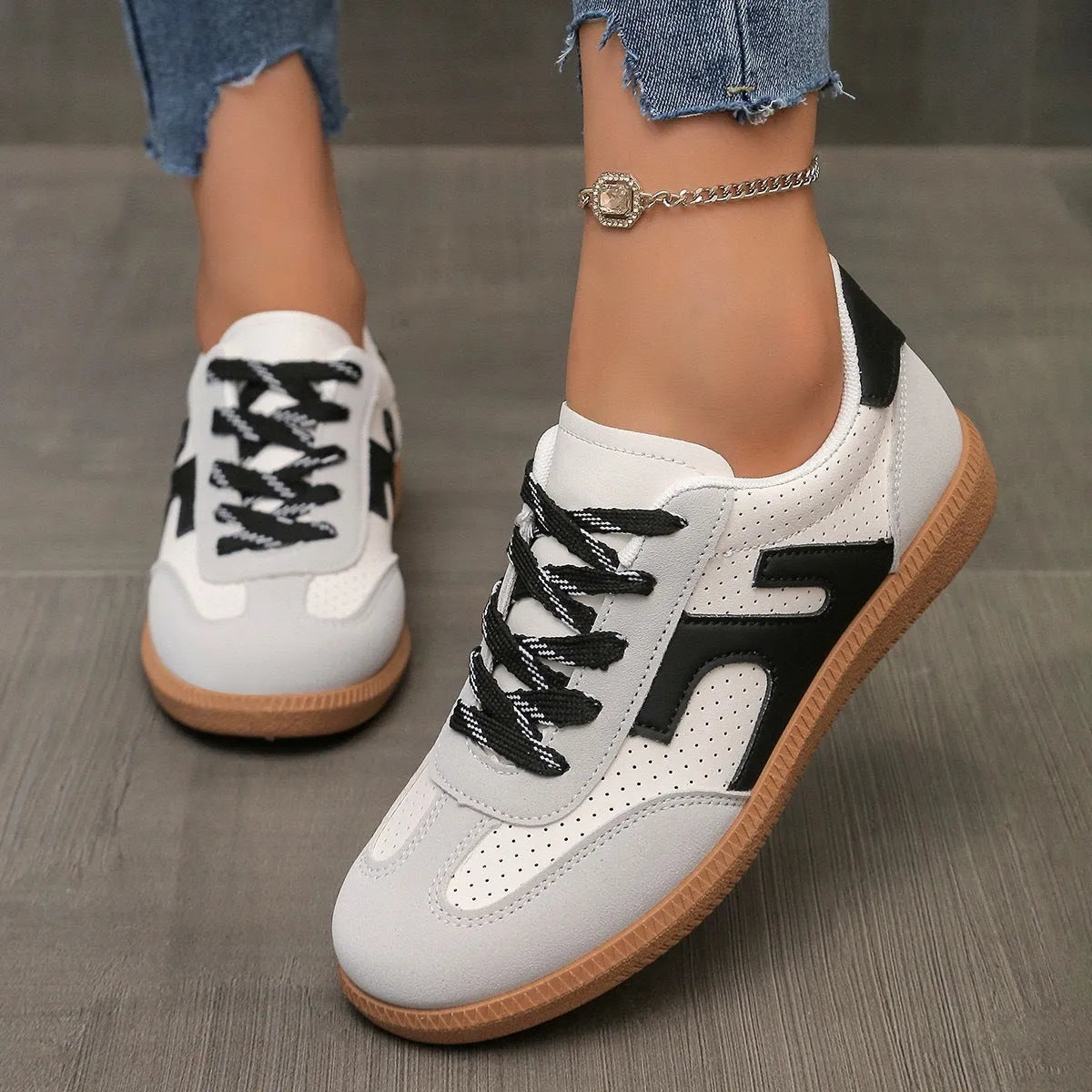 Women's retro casual training sneakers in a low-top style with a lace-up front and round toe.