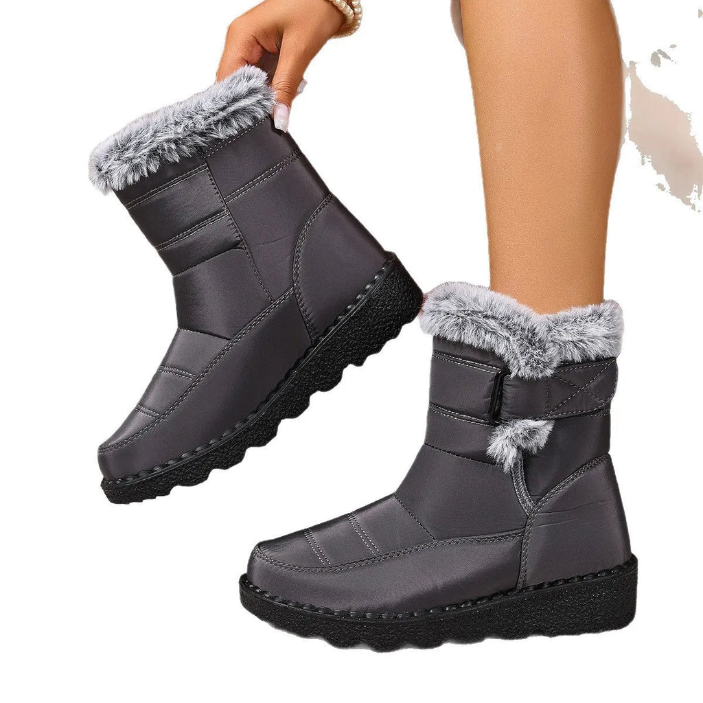 Women's snow boots in black with buckle fastening and round toe