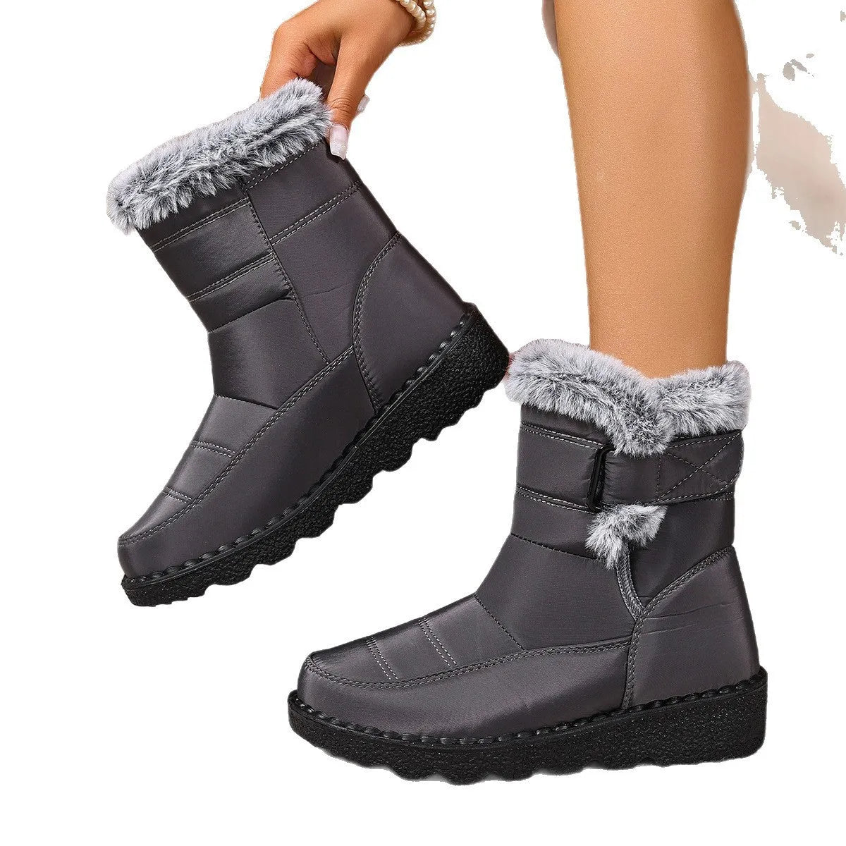 Women's snow boots in black with buckle fastening and round toe