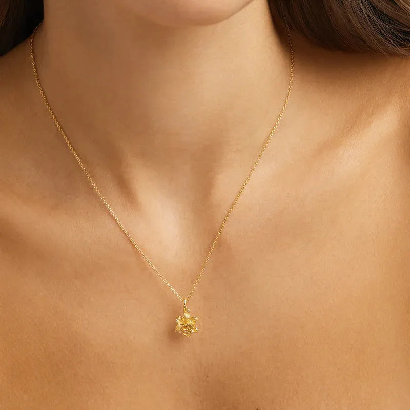 Women's creative all-match flower pendant necklace made of 304 stainless steel with 18K gold electroplating, 45cm chain length