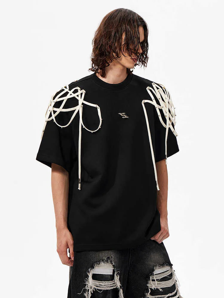 Black short-sleeved t-shirt with rivet ribbon padded shoulders and round neck collar