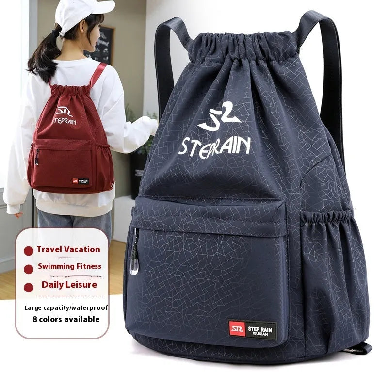 Solid colour drawstring backpack made of Oxford cloth with double shoulder straps.