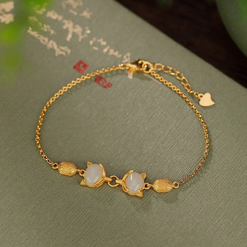 Close-up of a retro fox charm women's bracelet in 925 silver with a natural stone centre on an adjustable chain.
