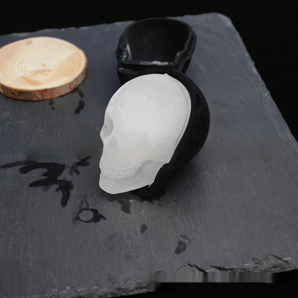3D Halloween skull ice cube tray in food-grade silicone measuring 5.8 x 8.5 x 7 cm