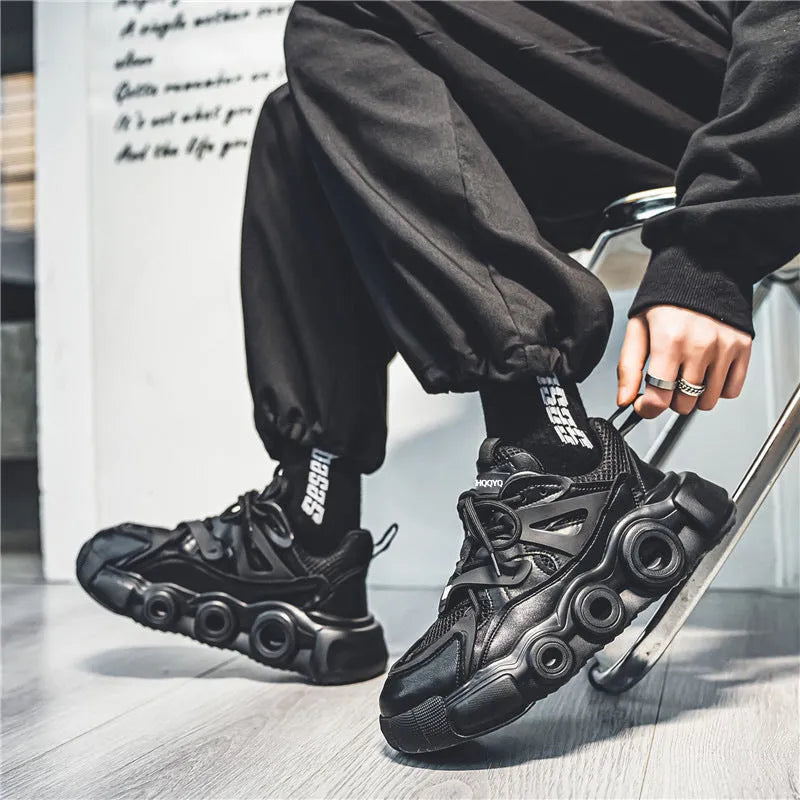 Men's black thick-soled casual sneakers with breathable mesh upper and round toe.