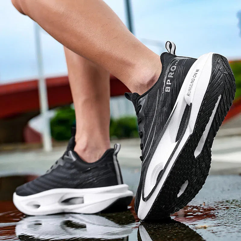 Men's breathable mesh sports shoes in black and white with front lacing and low-top MD sole