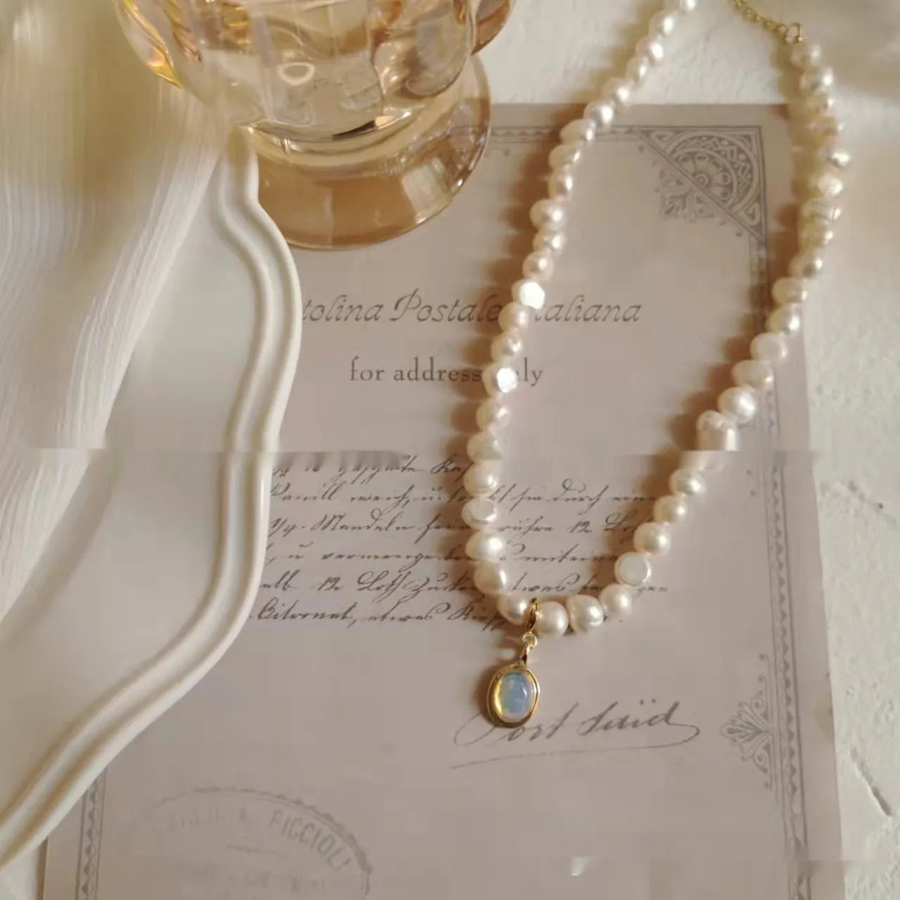 Geometric vintage pearl alloy necklace on adjustable chain from 21cm to 50cm.