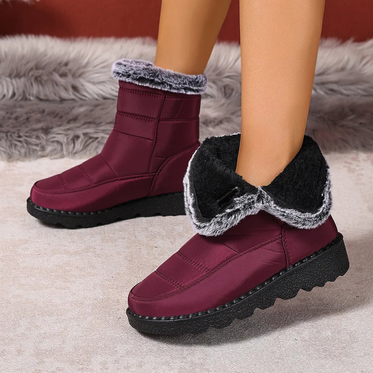 Women's snow boots in black with buckle fastening and round toe