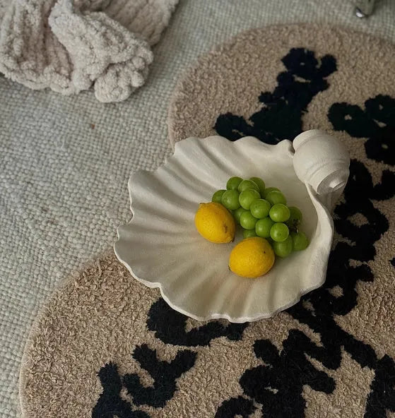 White resin simulation shell fruit plate ornament with realistic texture for table decoration