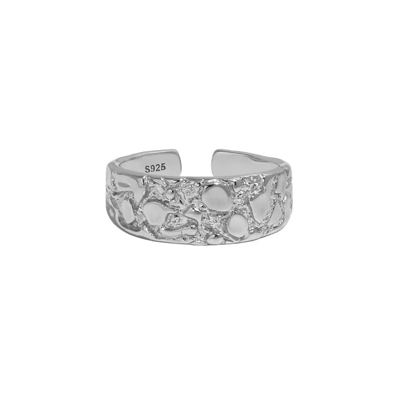 Adjustable opening S925 silver ring with hammered texture in white gold colour