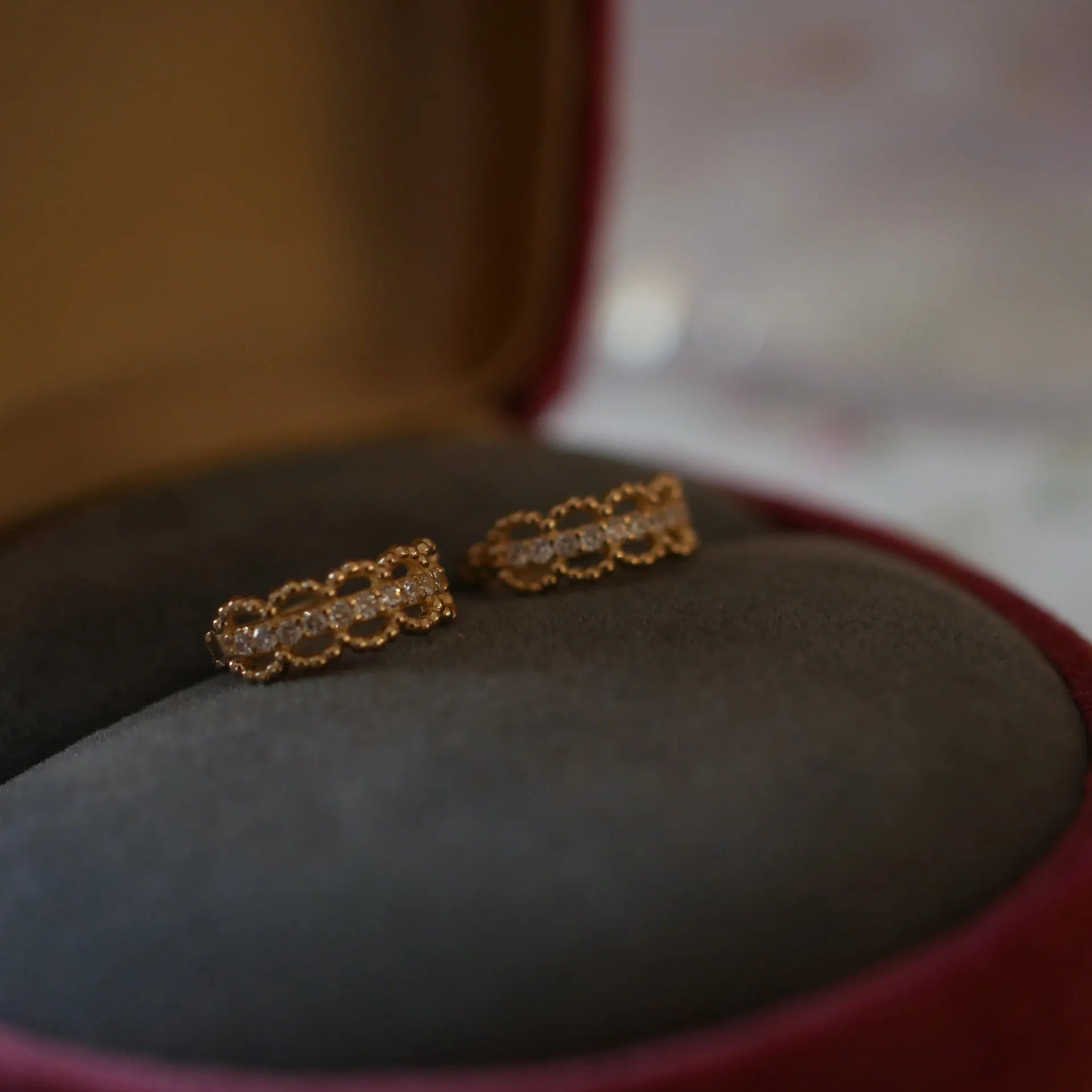 Small 925 silver lace pattern ear clip earrings in gold and platinum finishes.