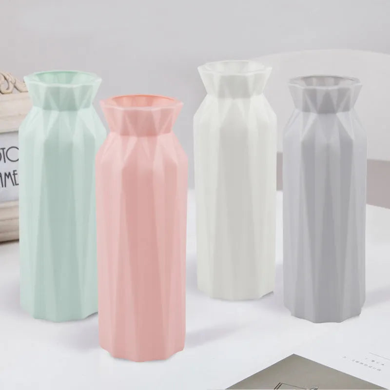 Drop-resistant melamine vase in green, grey, pink, or white with a 7.2cm base.