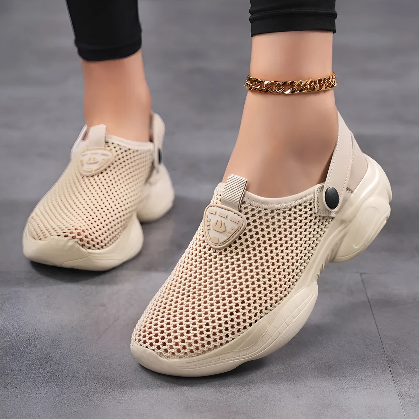 Women's black Flyknit casual sports sandals with round toe on a neutral background.